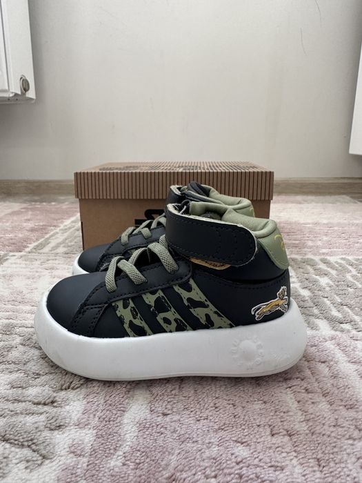 Детски обувки маратонки Adidas Grand Court MID LionKing I