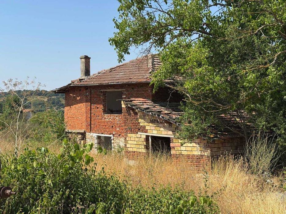 Двуетажна къща с голям парцел в село Загорци