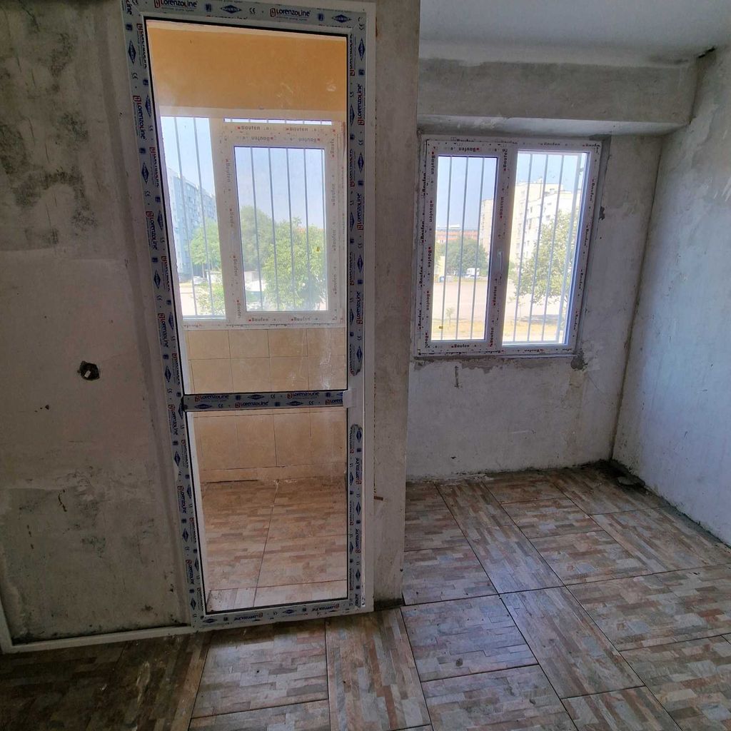 Продава се Четиристаен апартамент в Димитровград - 81 кв.м за 693 €/кв.м - Снимка #1