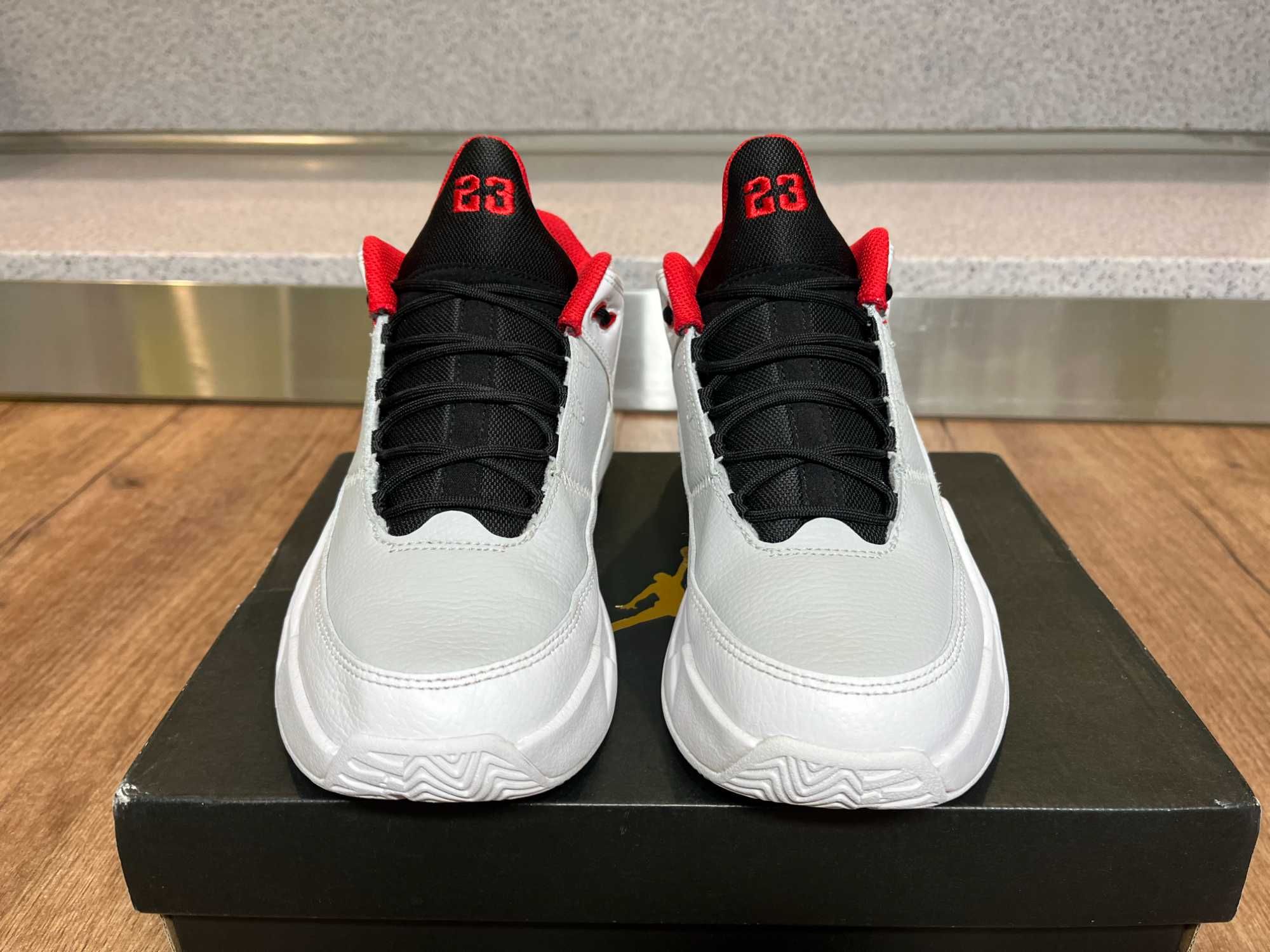 ОРИГИНАЛНИ *** Jordan Max Aura 3 White University Red