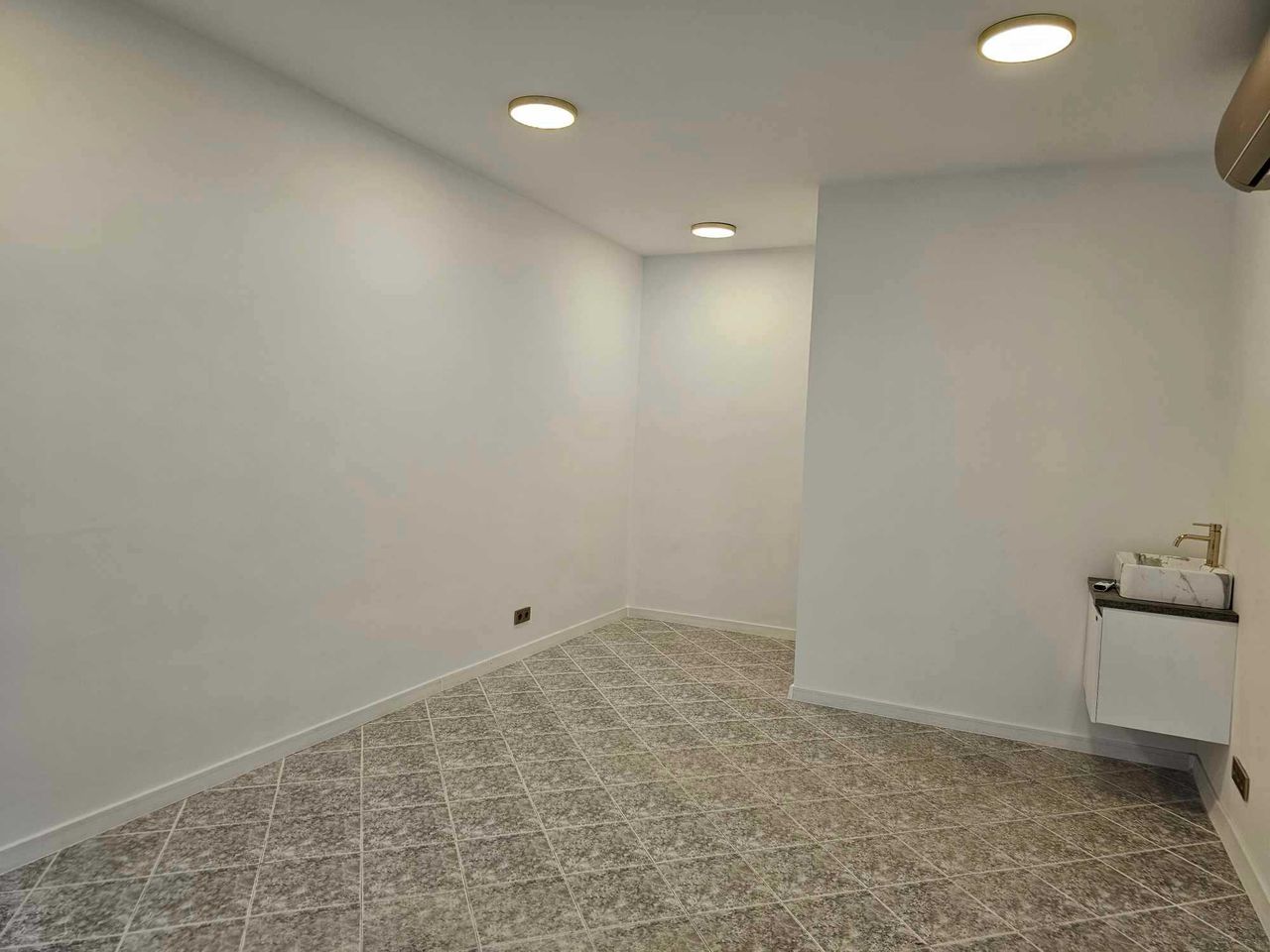 Дава се под наем Офис в Силистра, Изток - 22 кв.м за 188.7 € - Снимка #2