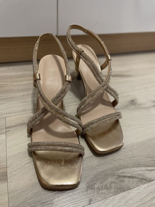 Елегантни сандали