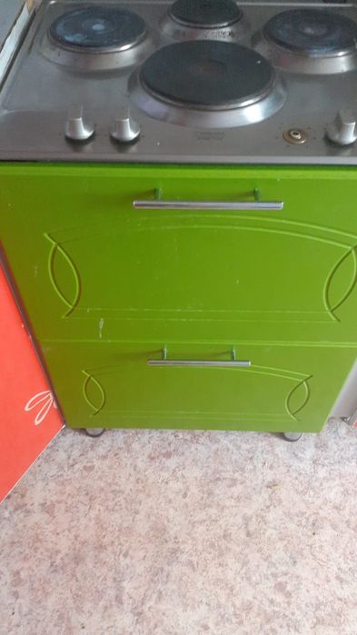 4 каперлі электроплита в хорошем состояние