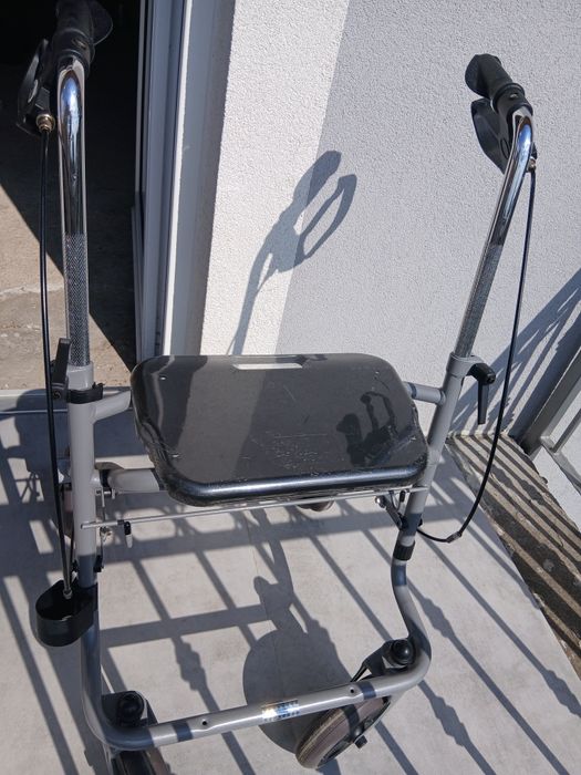 Vând rolator ajutator