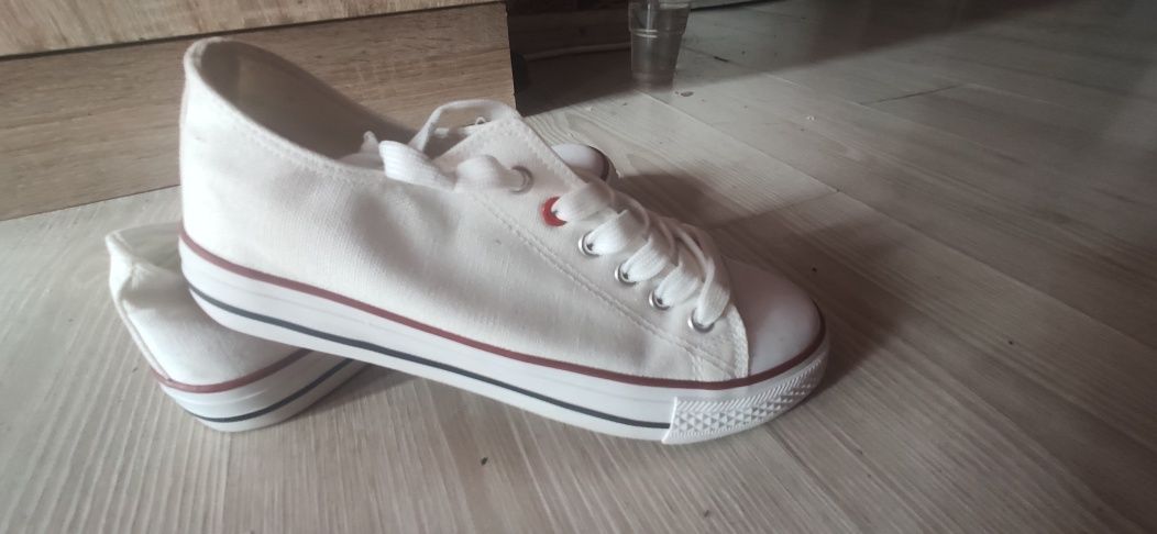 Vand tenis noi ,comozi