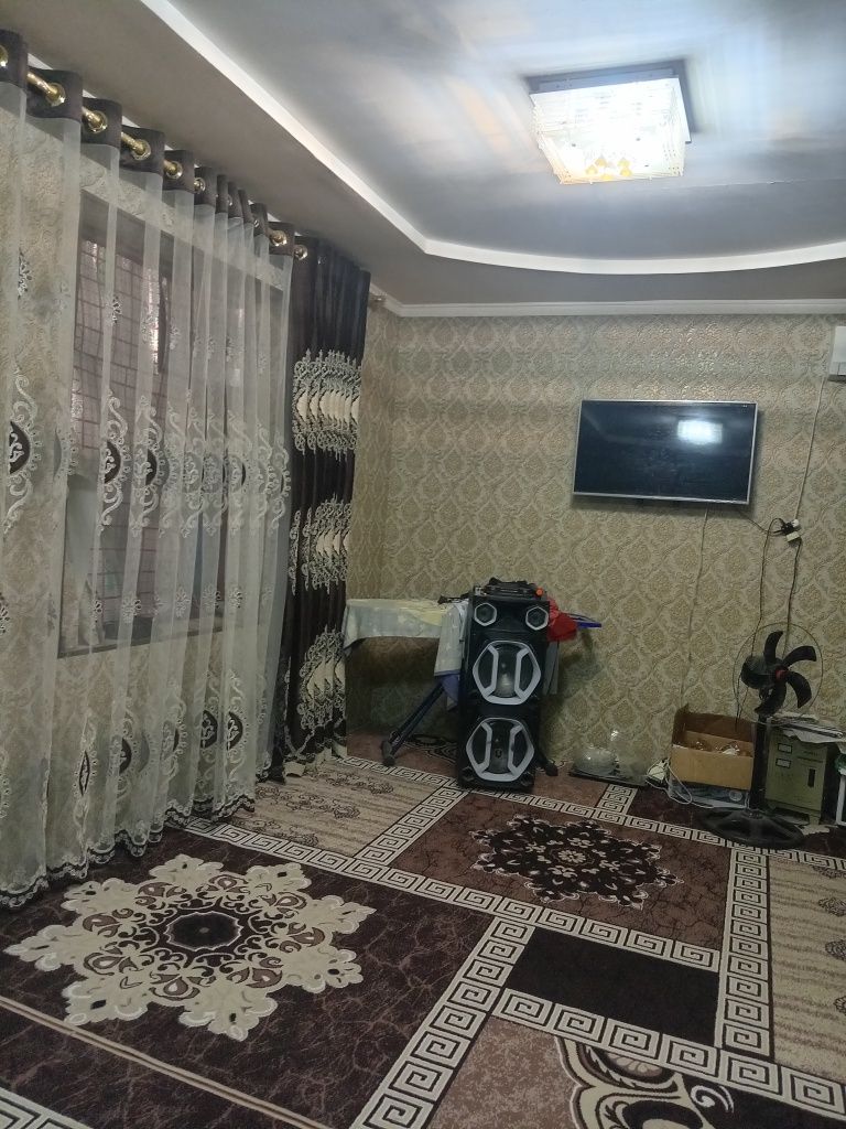 Hovli uy sotiladi