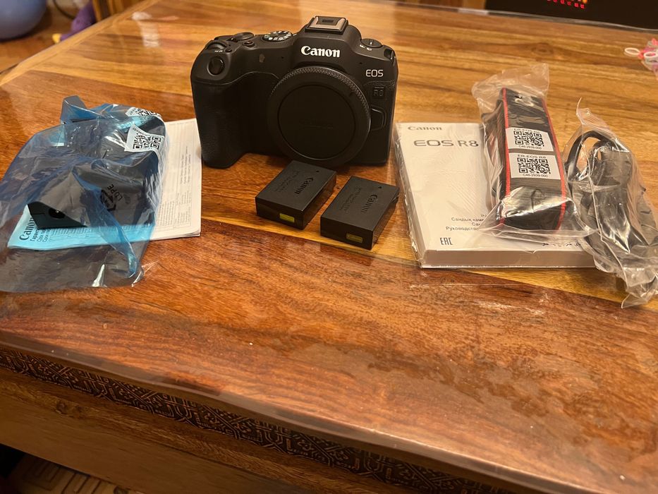 9000 кадъра Canon R8 + 2 батерии и почти 2 години гаранция.