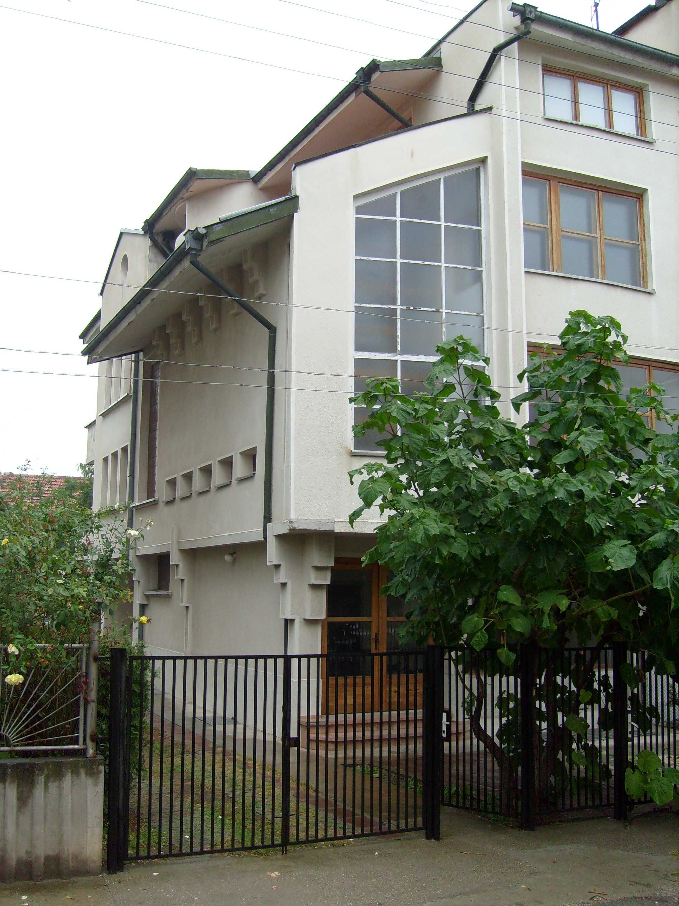 Четири етажна къща ИДЕАЛЕН ЦЕНТЪР Павликени двор+гараж