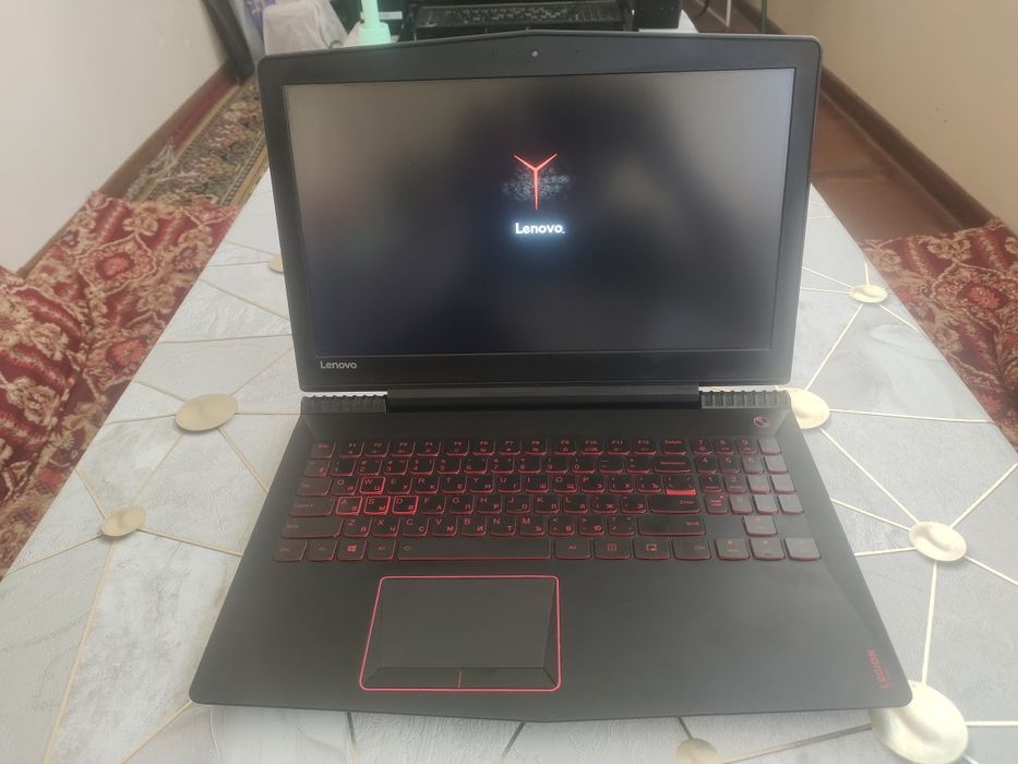 Игровой ноутбук Lenovo в хорошем состоянии