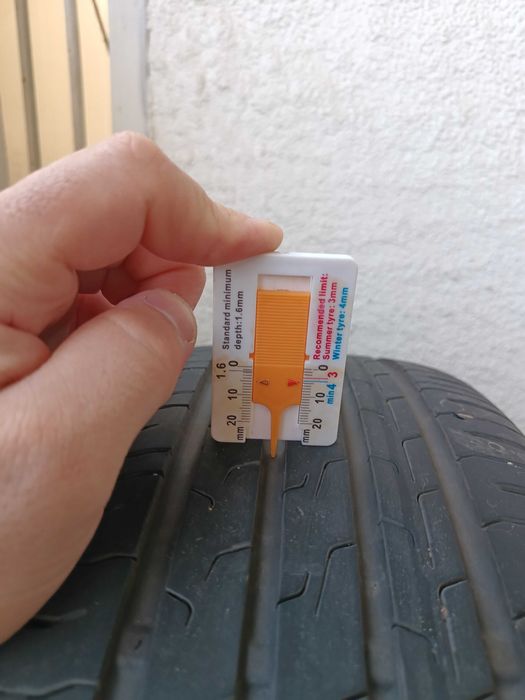 Продавам 2 броя гуми.