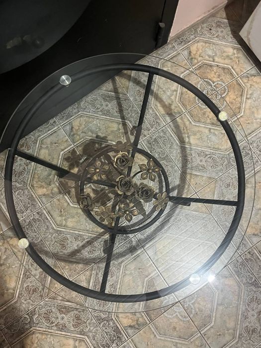 Продам стеклянный стол