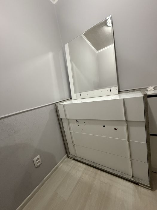 Комод айнасымен сатылады
