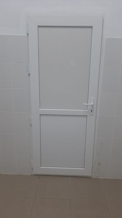 Продам пластиковые межкомнатные двери в хорошем состоянии