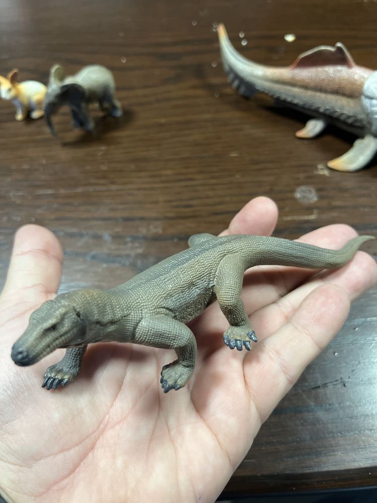 Vand figurine Schleich si Collecta