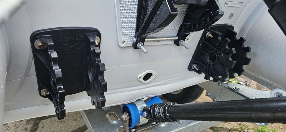 Колела за транеца на надуваема лодка на фирмата Railblaza