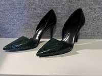 Стилни високи обувки Aerin в черно и тъмно зелено.