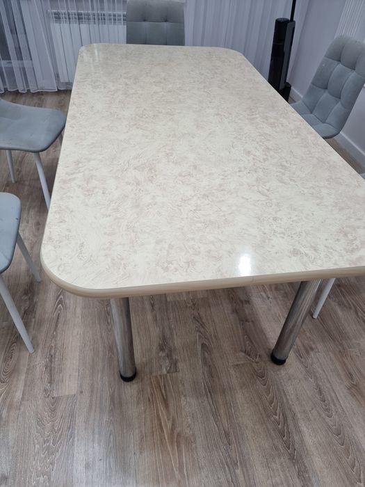 Продам крепкий симпотненький стол