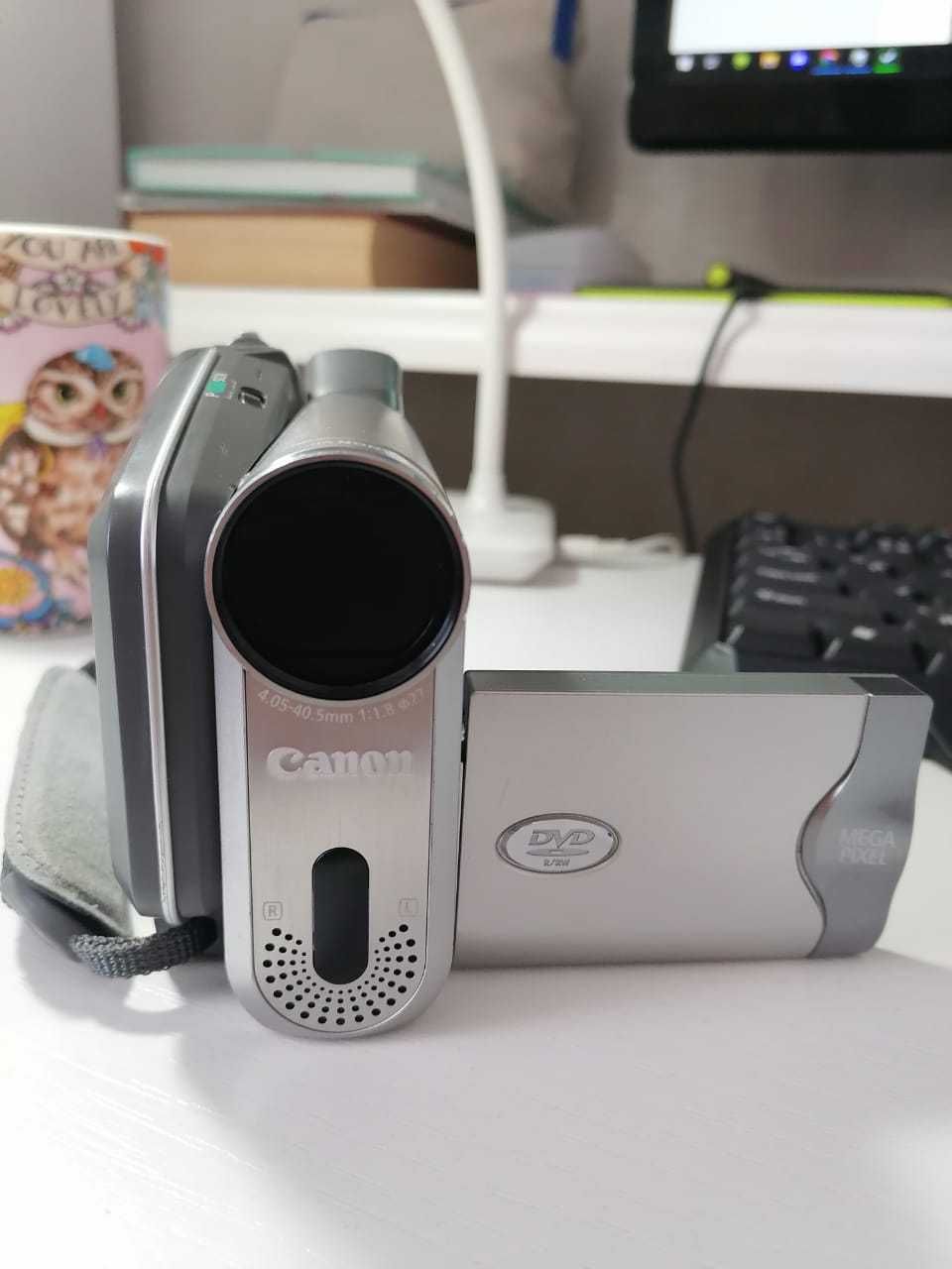 Продам видеокамеру Canon DC10