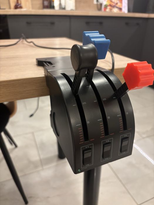 Vând simulator de joc Saitek Pro Flight Yoke si pedale ThrustMaster