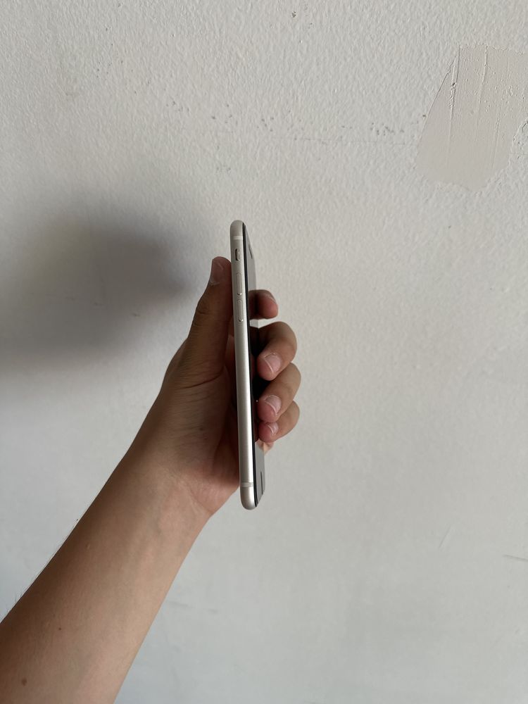 Срочно сотилади Iphone se3