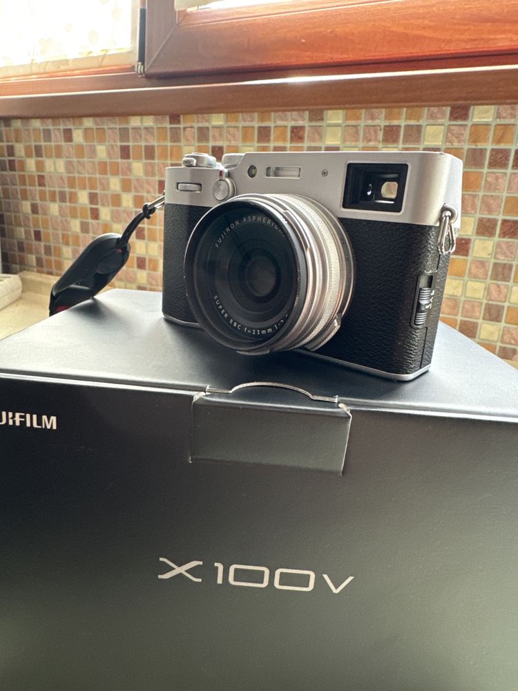 Fujifilm x100v в перфектно състояние на малко кадъра