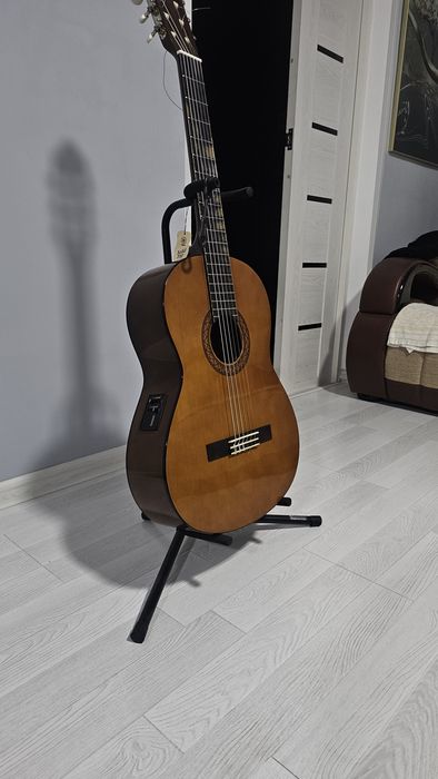 Продаётся гитара YAMAHA CX40