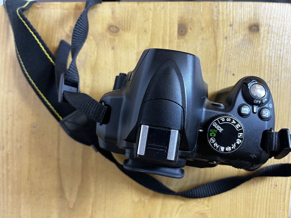 Nikon D3000 с два обектива