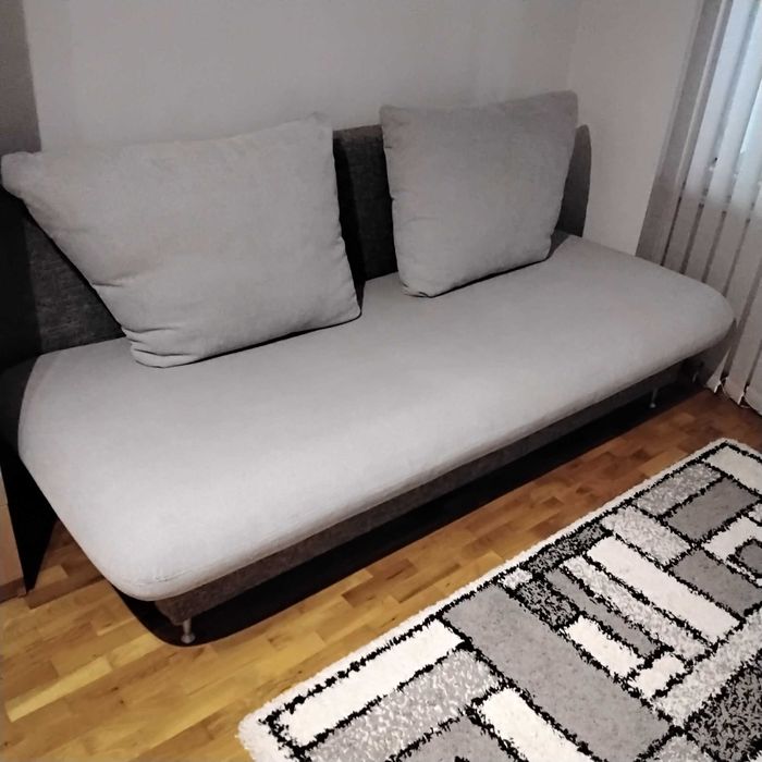 Продавам разтегателен диван в сив цвят.Производство на Руди ан.