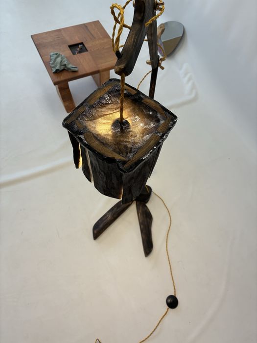 Lampadar handmade din lemn de salcam ars