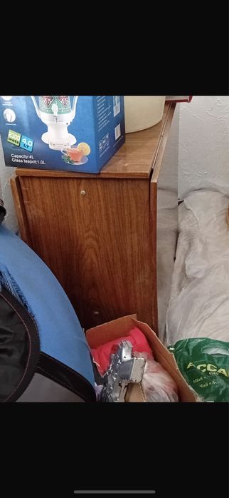 Стол тумбовый.