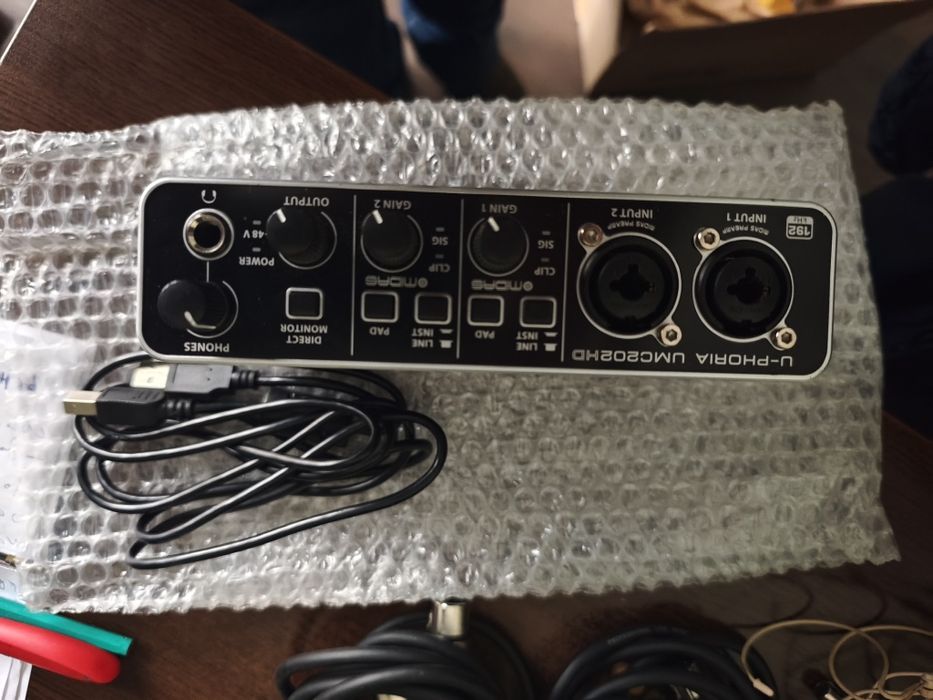 Комплект 2 Микрофона хед сет с аудио интерфейс Behringer U-Phoria UMC2