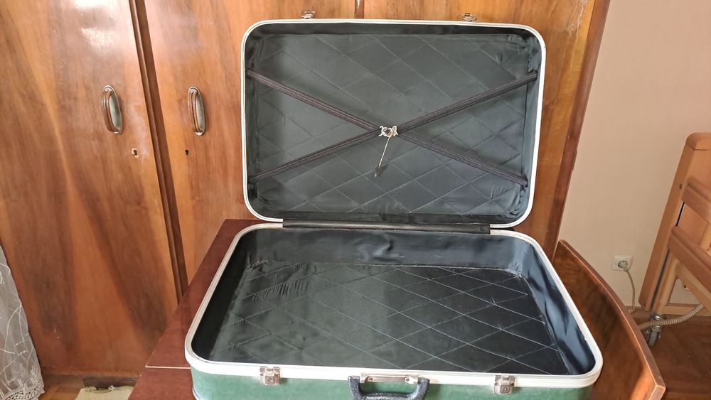 Нов куфар неизползван