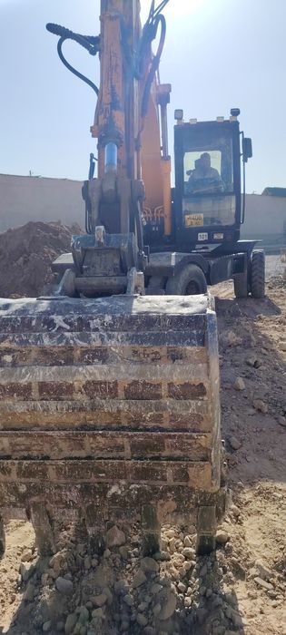 Экскаватор сотилади хундай 1400. .