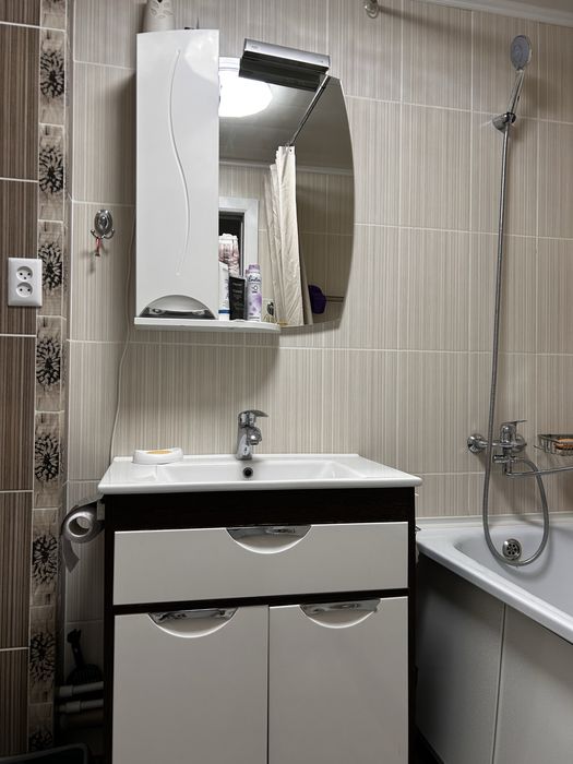 Продам тумбу с раковиной + зеркало в комплекте.