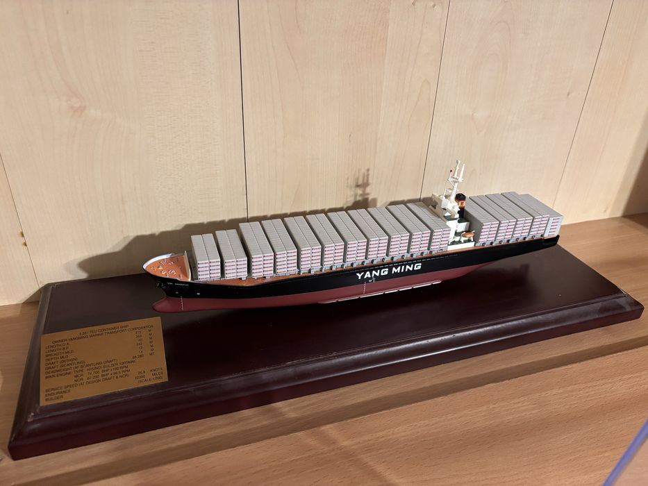 Макет на кораб с кутия