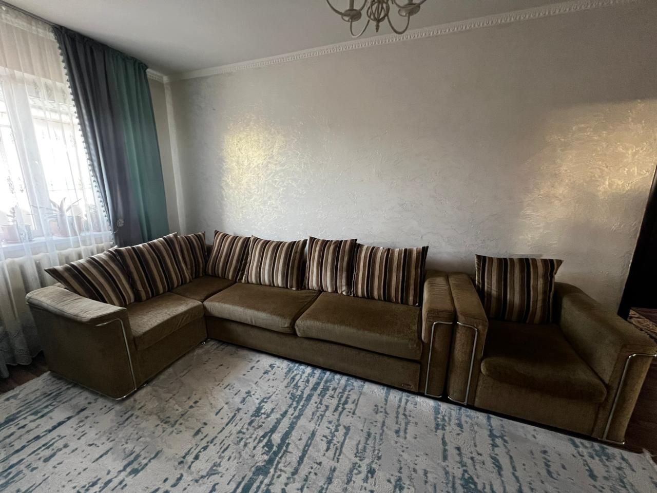 Продам угловой диван с креслом