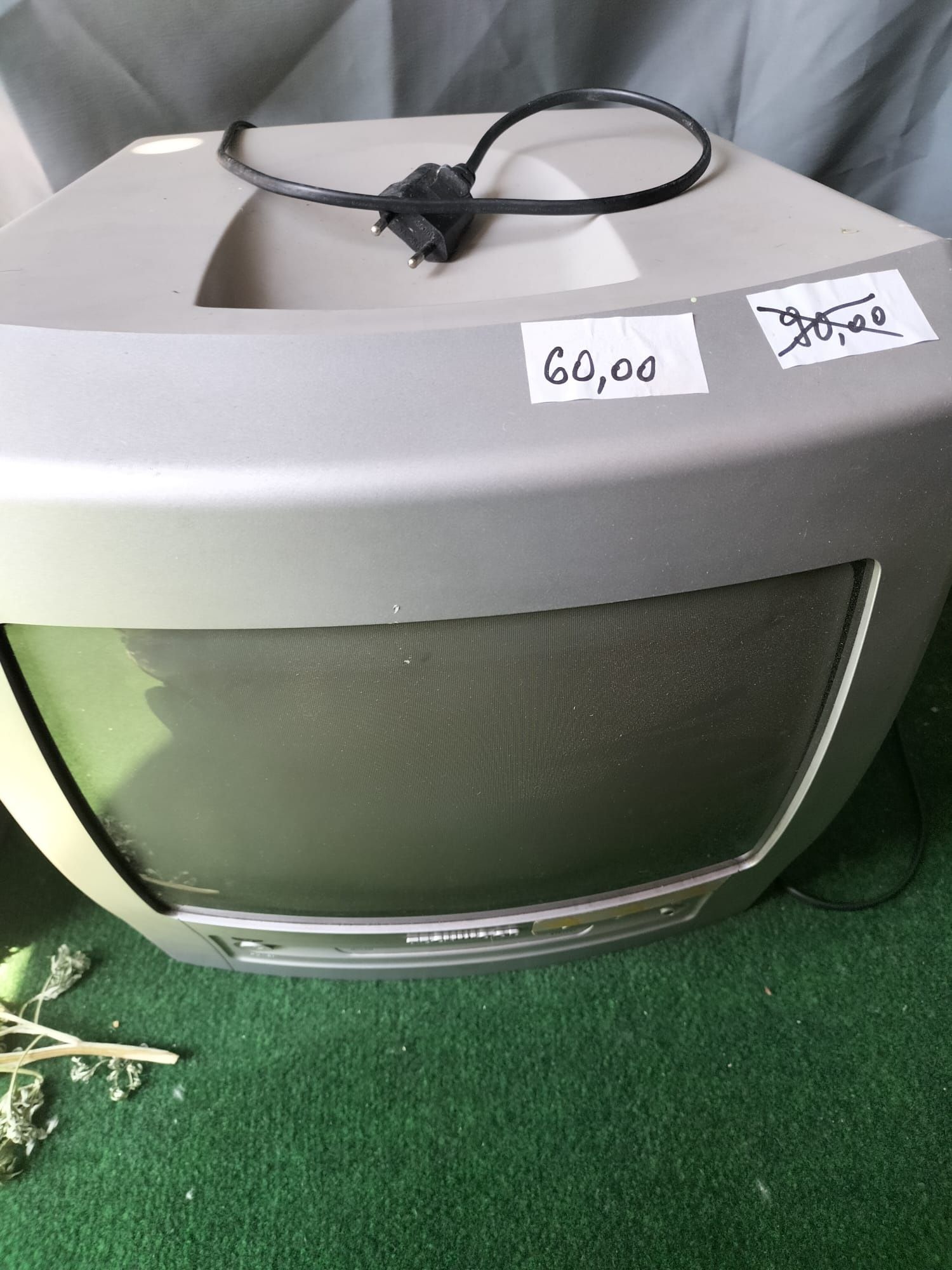 Vand doua tv cu tub.