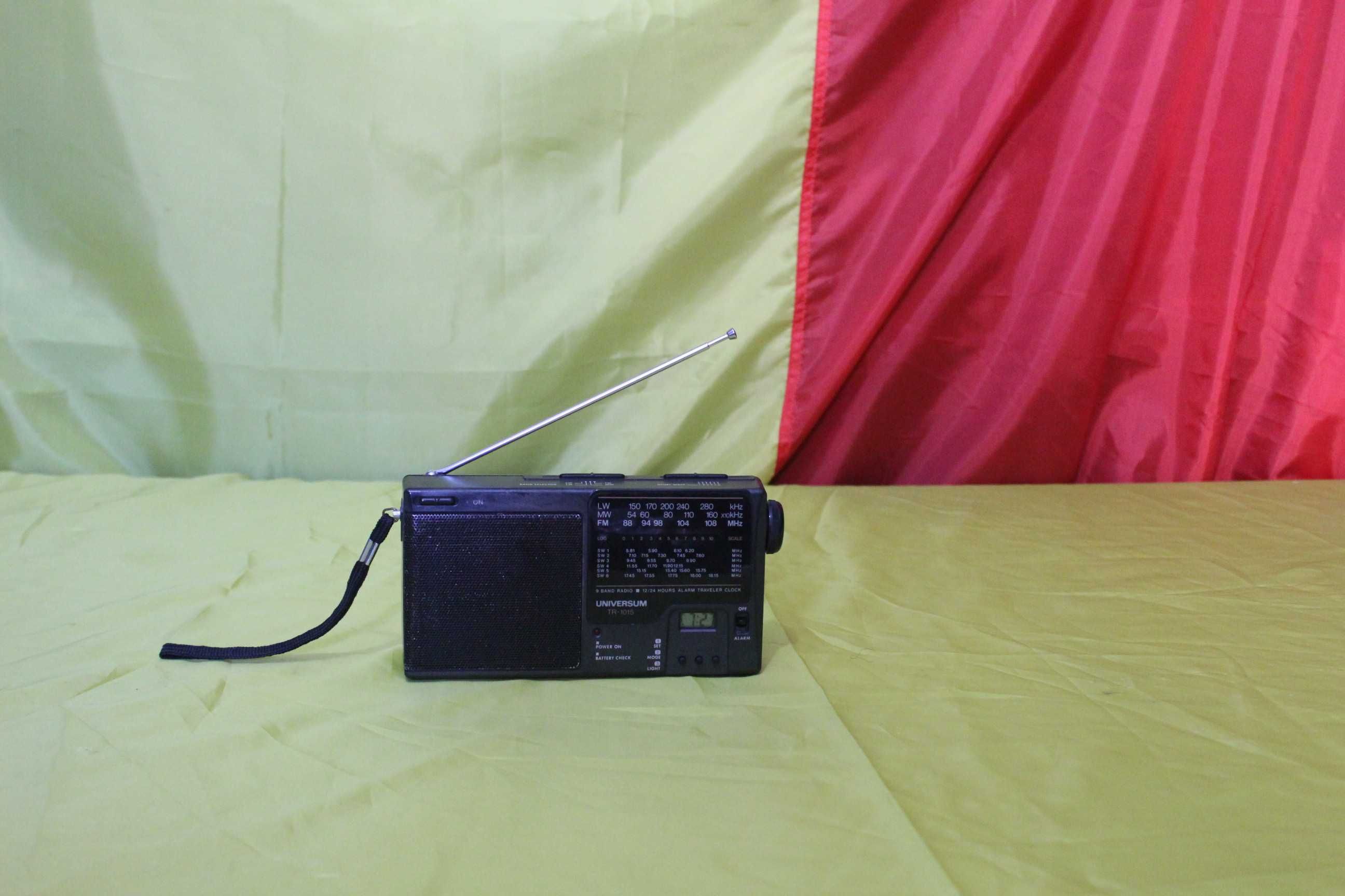 Radio  cu ceas alarma vechi - ( Germania) UNIVERSUM tr-1015