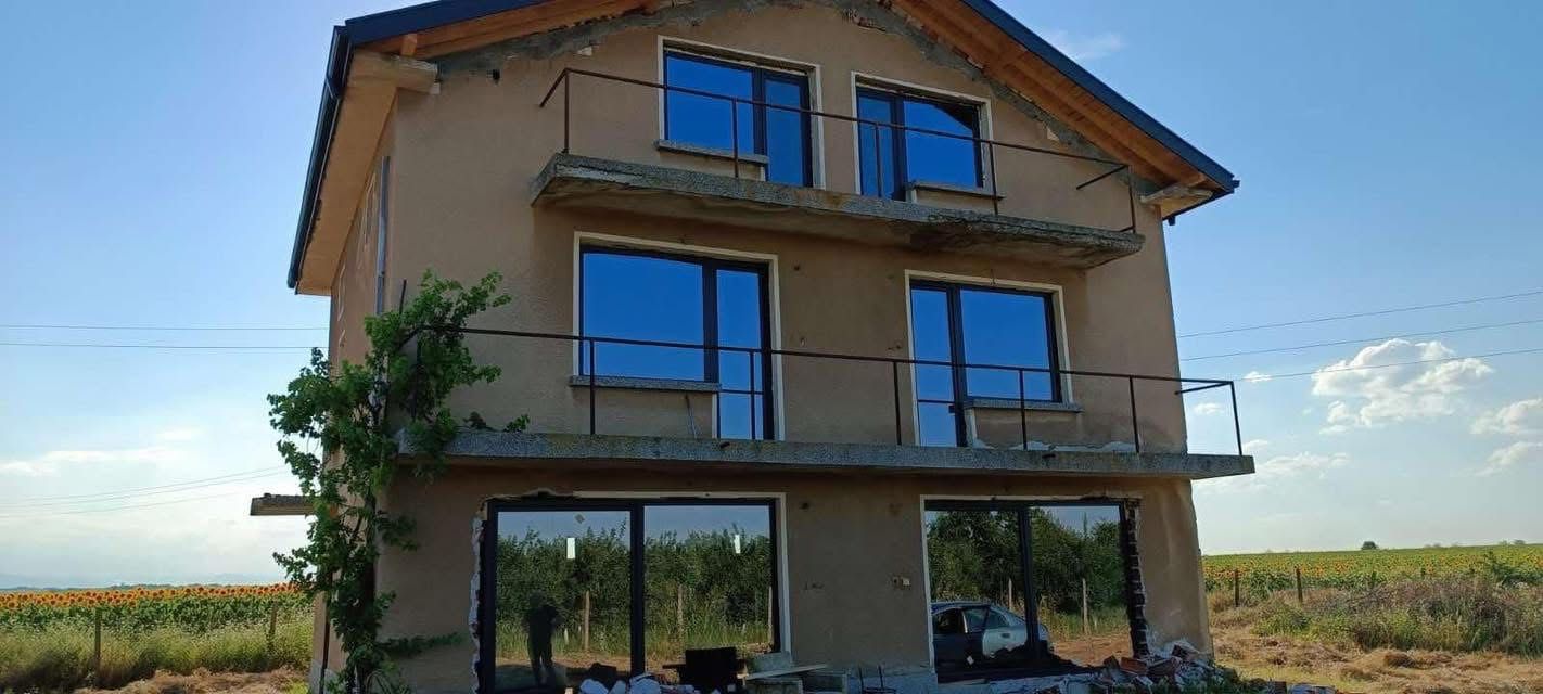 МАСИВНА къща в с.Върбица РЗП210м2, 1,7дка двор
