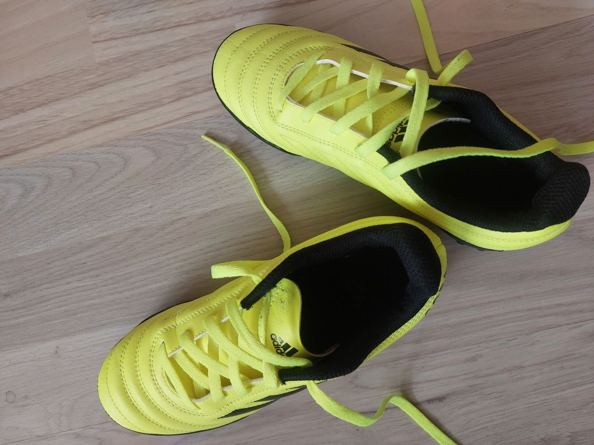 Футболни обувки adidas