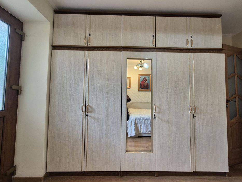 Mobilier complet de dormitor, dulap, noptiera, masuta scaune