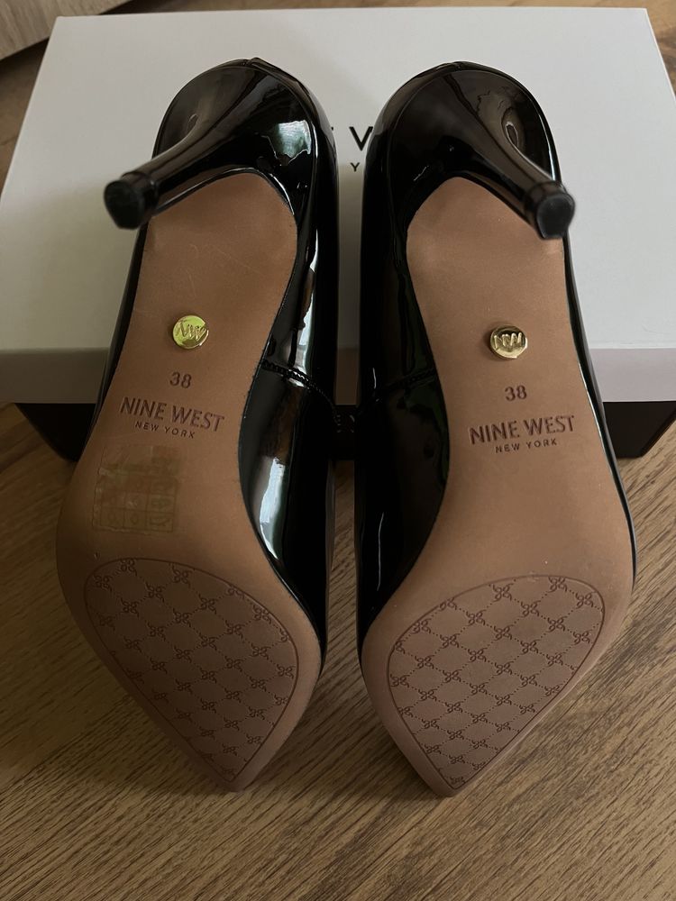 Чисто нови дамски обувки Nine West – черен лак, 9.5 см ток