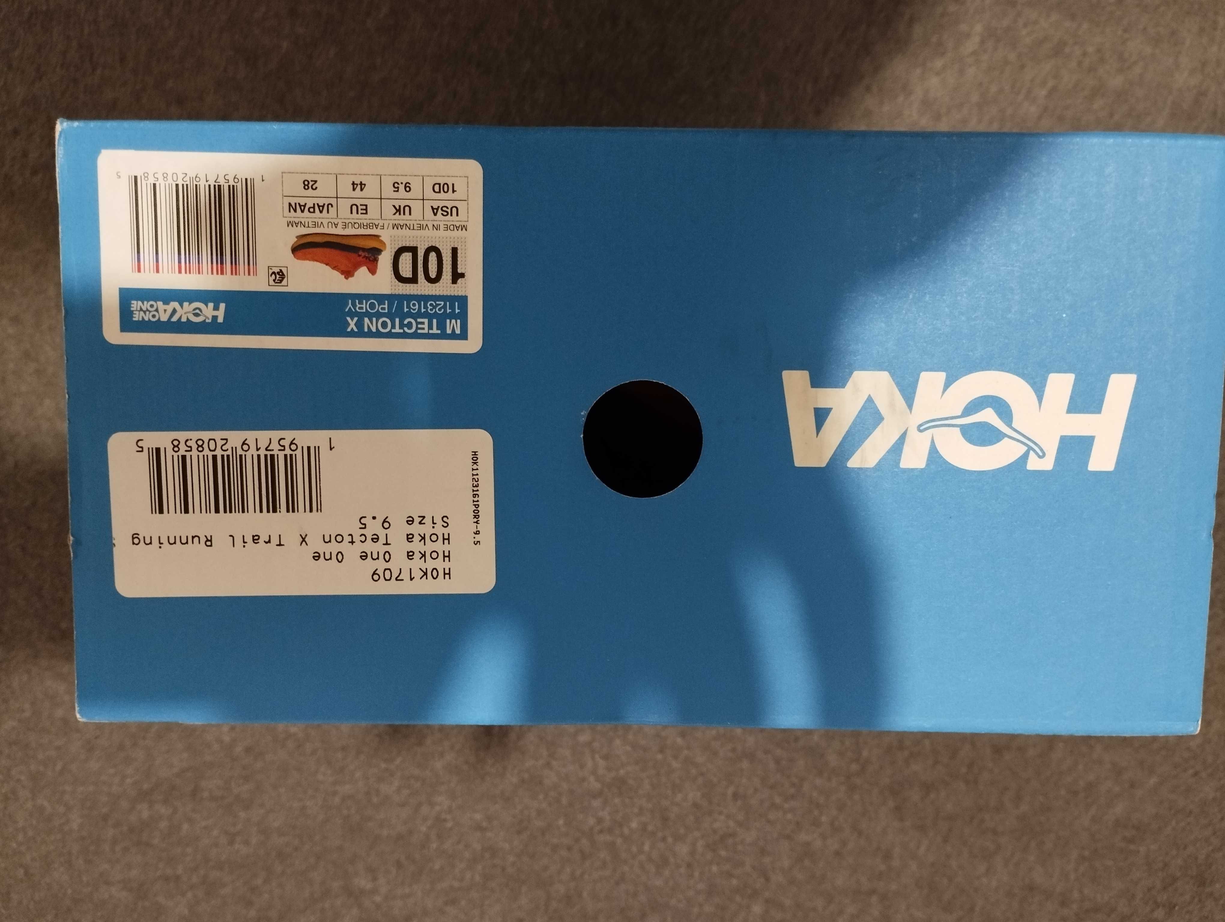 Продавам нови маратонки Hoka Tecton X.