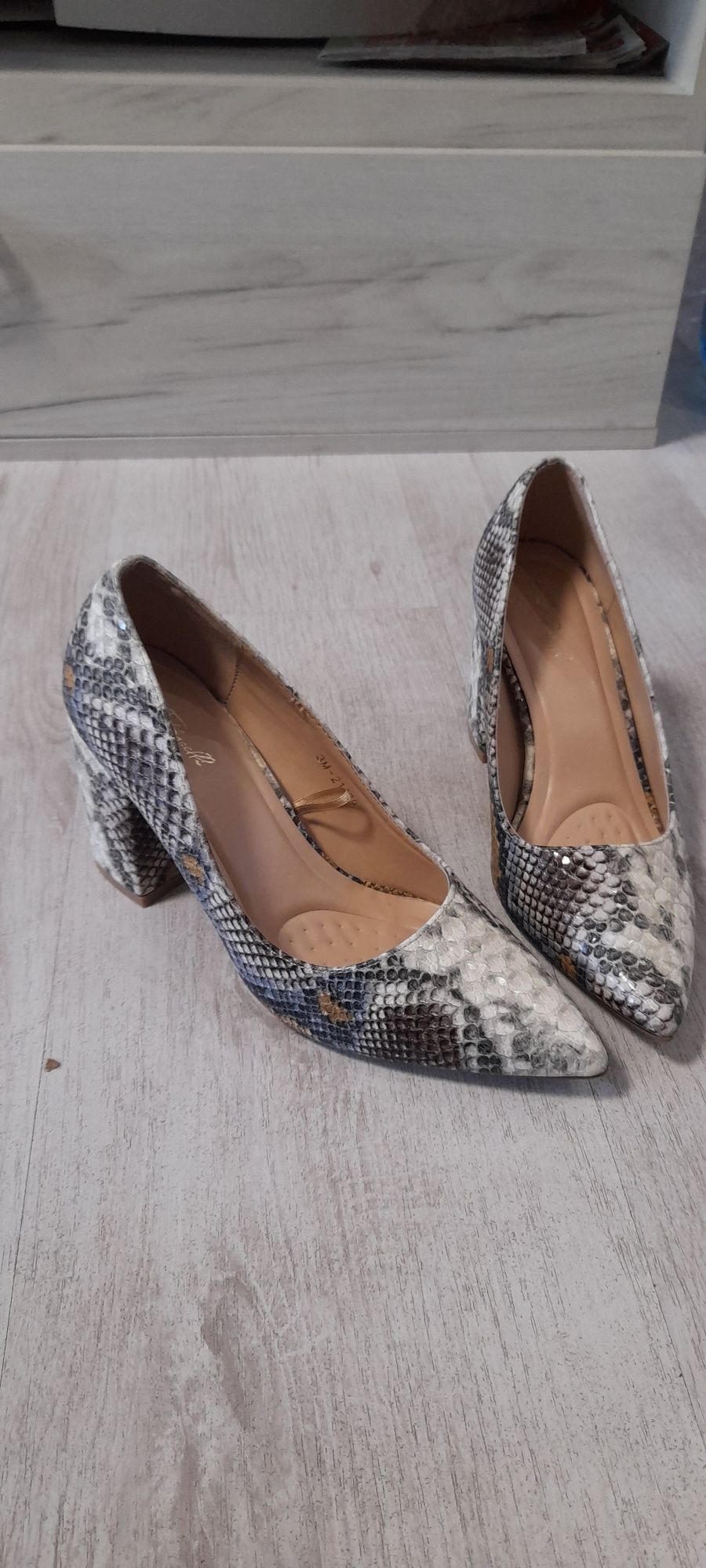Дамски змийски обувки