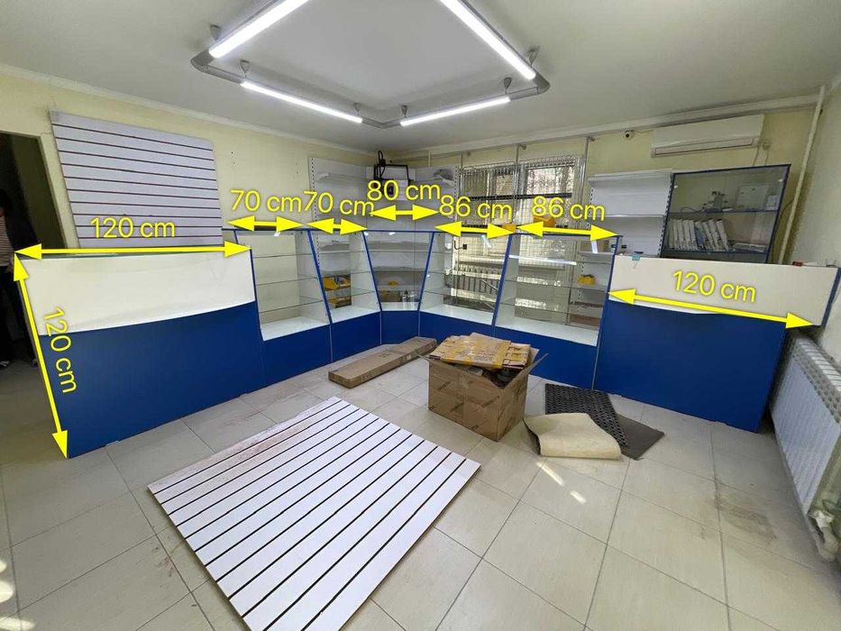 Витрины и стойки продавцов. В отличном состоянии.