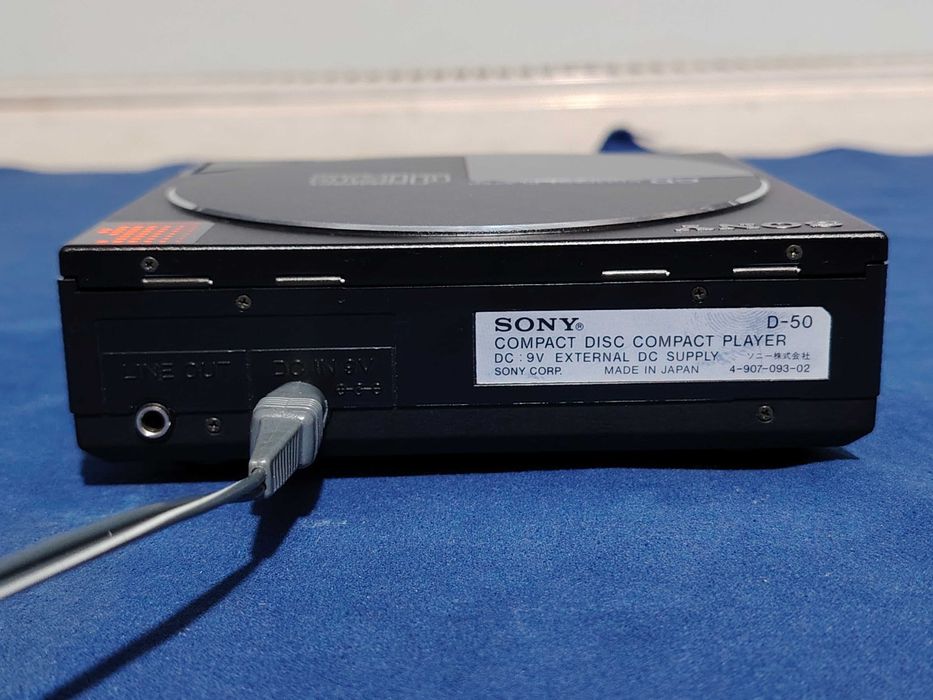 SONY D-50 Compact Disc Player, cu încărcător Sony, obiect de colecție.