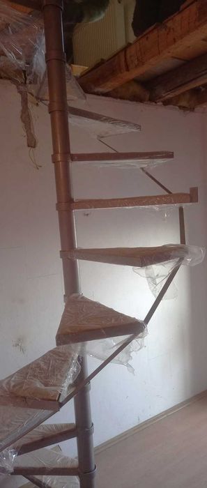 Scara interior, spirala, structura metalica, trepte din lemn