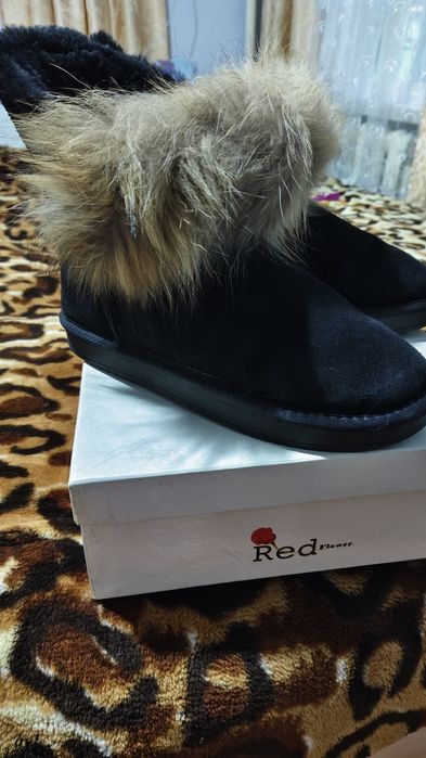 Угги натуральные продам.