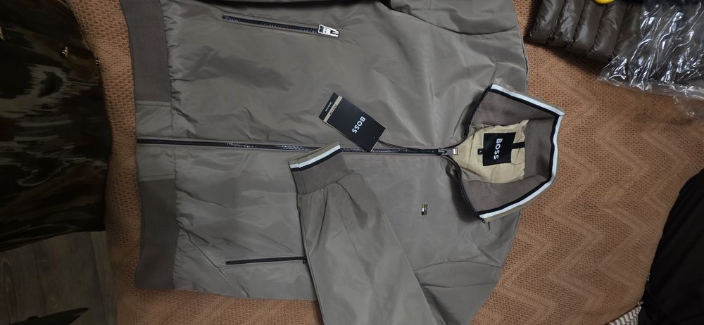 Geaca superbă  boss bej