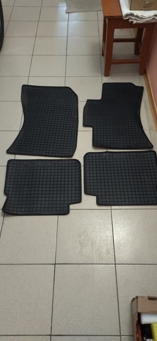 Продам коврики на машину
